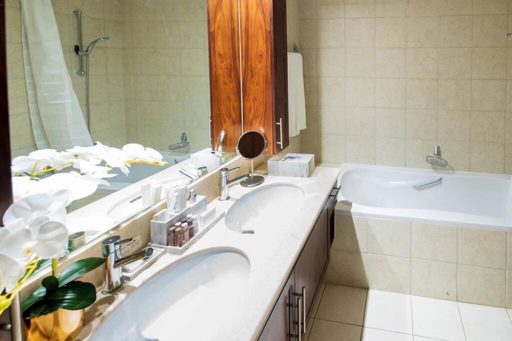 First Class 2Br With Full Burj Khalifa And Fountain View Dubai Eksteriør billede